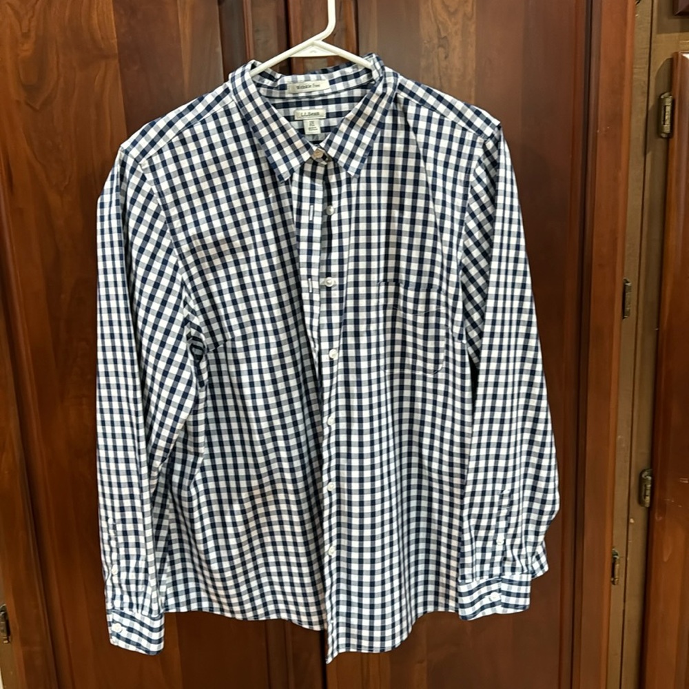 LL Bean Ladies 2x wrinkle free button down shirt